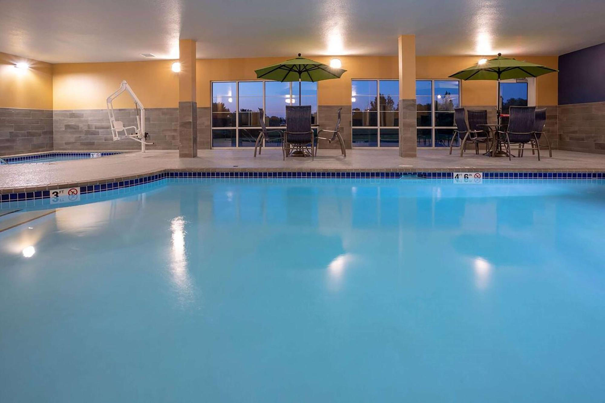 Little Crow Resort & Conference, Trademark By Wyndham Spicer Экстерьер фото